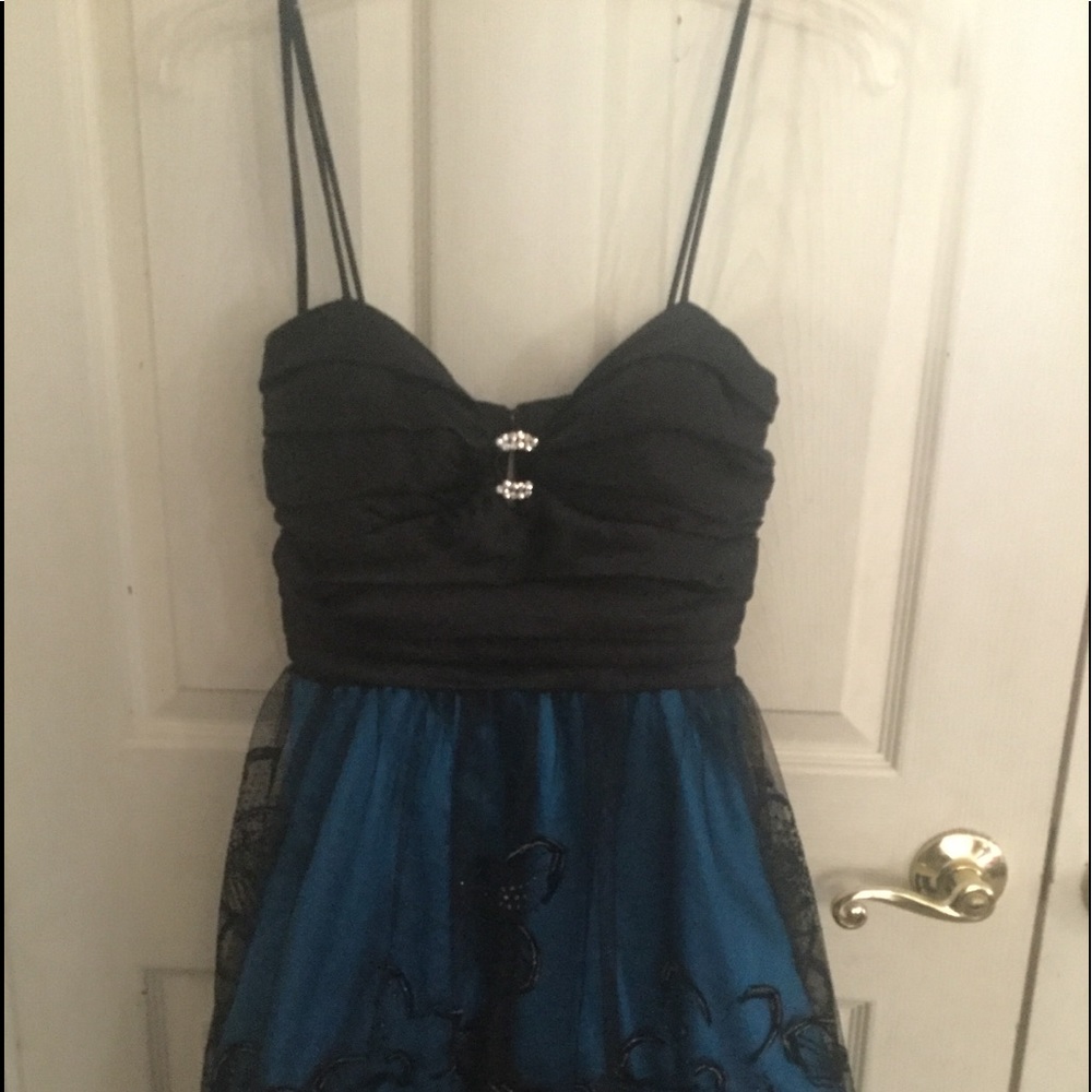 Prom dresses - Picture 3 of 8